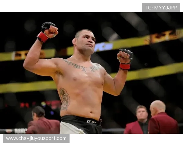 UFC拳手满脸鲜血仍坚持战斗：血性格斗背后的钢铁意志